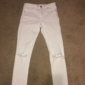 TOPSHOP WHITE RIPPED JEANS!!!